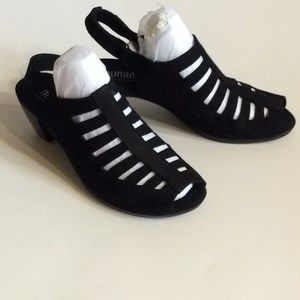 MUNRO Abby Black suede cage sandal size 8.5